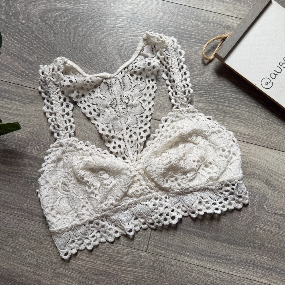 Aerie Boho Eyelet Floral Lace Racerback Bralette in Creamy White. Size S